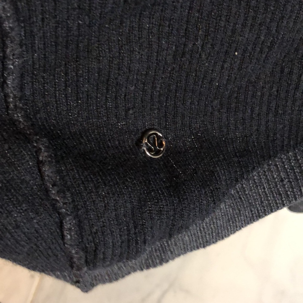 Lululemon reversible yogi cabin black / grey sweater. Pockets! - Picture 6 of 7